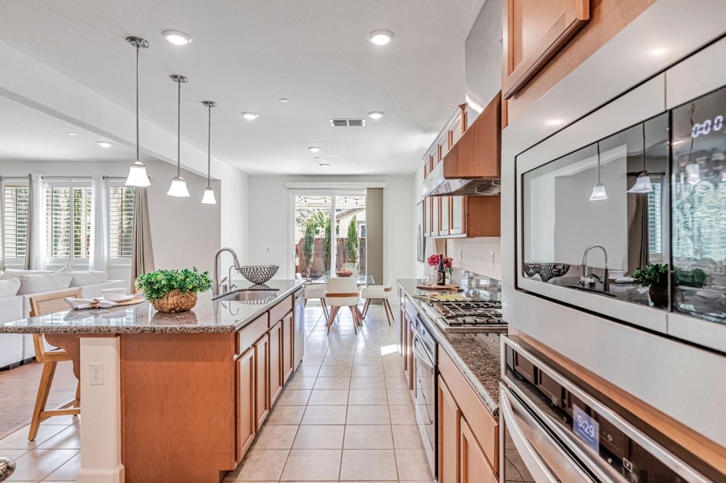 Detail Gallery Image 10 of 45 For 2888 Lemon Grass Ln, Gilroy,  CA 95020 - 5 Beds | 4/1 Baths