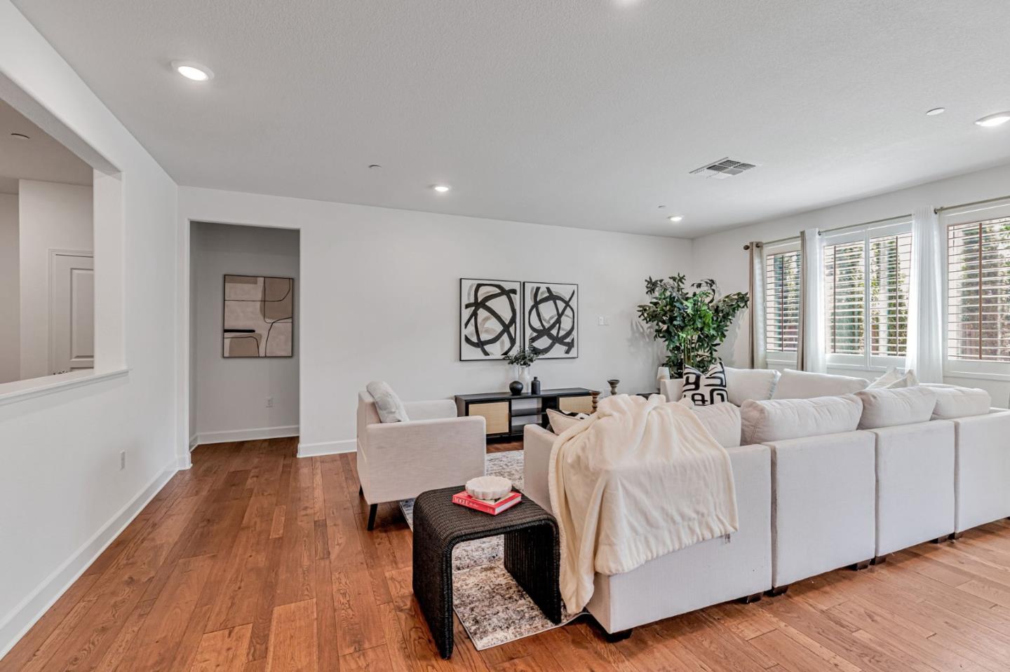 Detail Gallery Image 12 of 45 For 2888 Lemon Grass Ln, Gilroy,  CA 95020 - 5 Beds | 4/1 Baths