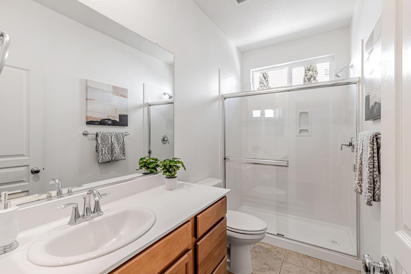 Detail Gallery Image 14 of 45 For 2888 Lemon Grass Ln, Gilroy,  CA 95020 - 5 Beds | 4/1 Baths