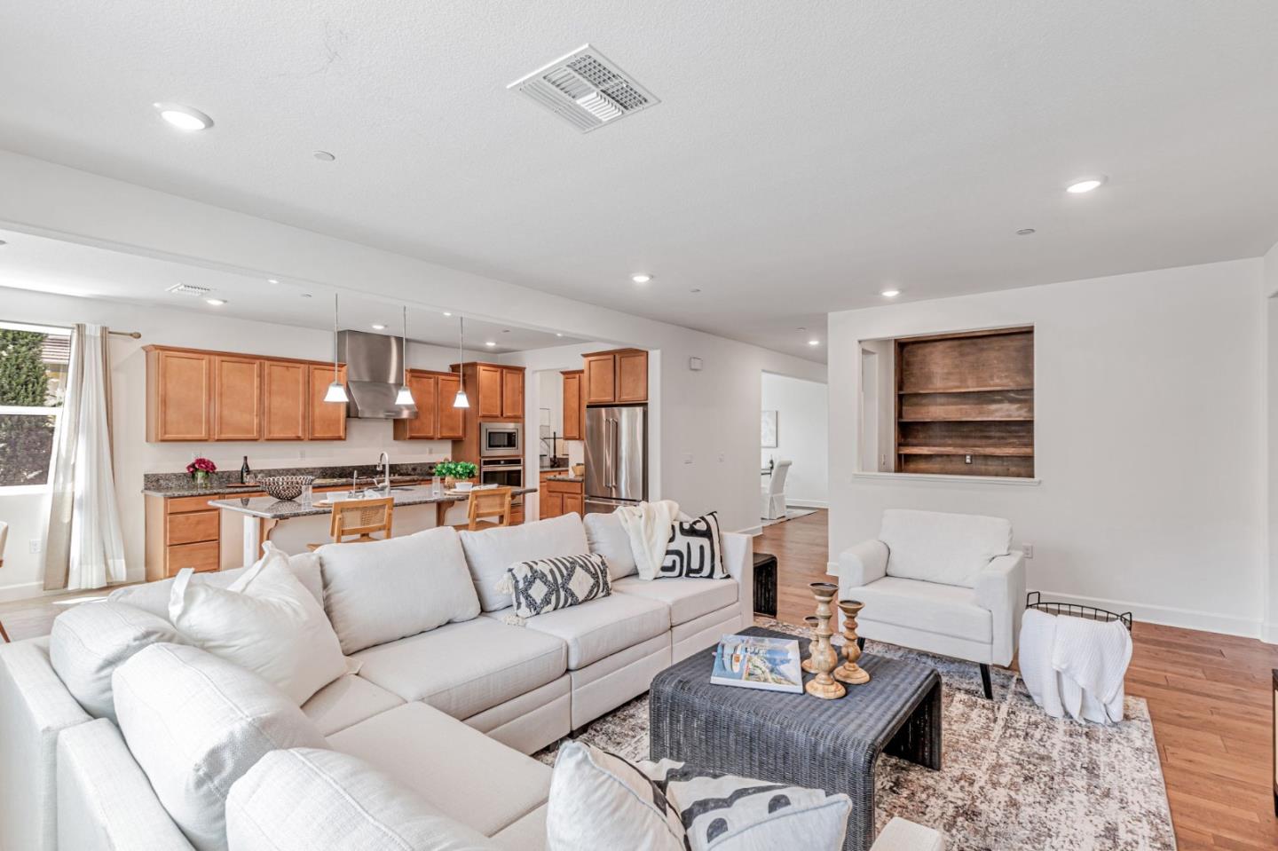 Detail Gallery Image 15 of 45 For 2888 Lemon Grass Ln, Gilroy,  CA 95020 - 5 Beds | 4/1 Baths
