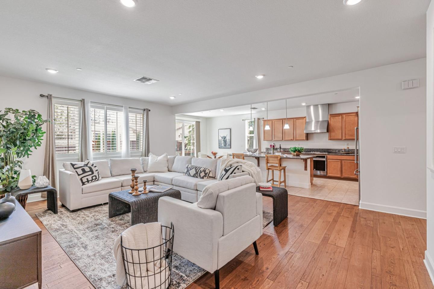 Detail Gallery Image 4 of 45 For 2888 Lemon Grass Ln, Gilroy,  CA 95020 - 5 Beds | 4/1 Baths