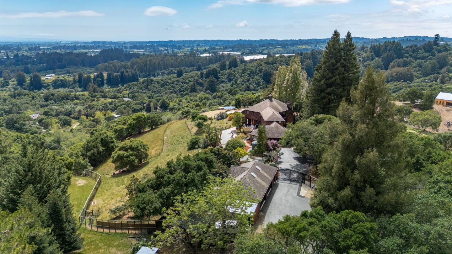 Detail Gallery Image 10 of 56 For 341 Hawk Ridge Ln, Watsonville,  CA 95076 - 4 Beds | 3 Baths