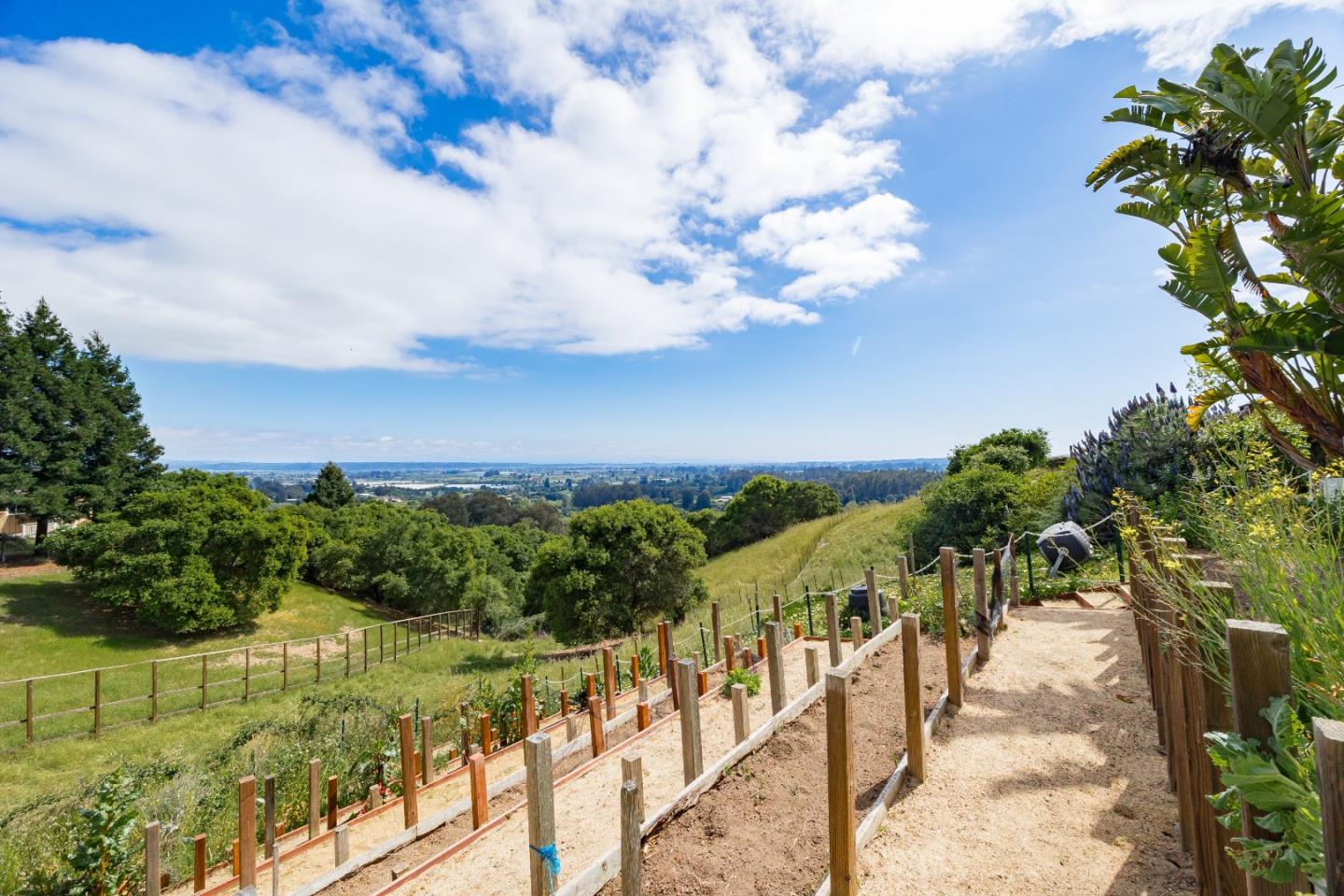 Detail Gallery Image 24 of 56 For 341 Hawk Ridge Ln, Watsonville,  CA 95076 - 4 Beds | 3 Baths
