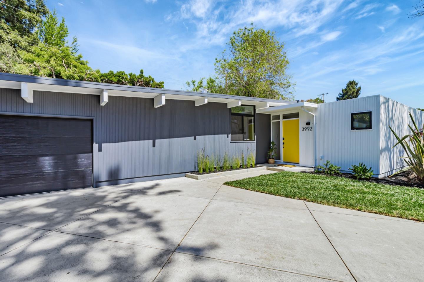 Detail Gallery Image 3 of 44 For 3992 Bibbits Dr, Palo Alto,  CA 94303 - 5 Beds | 3 Baths