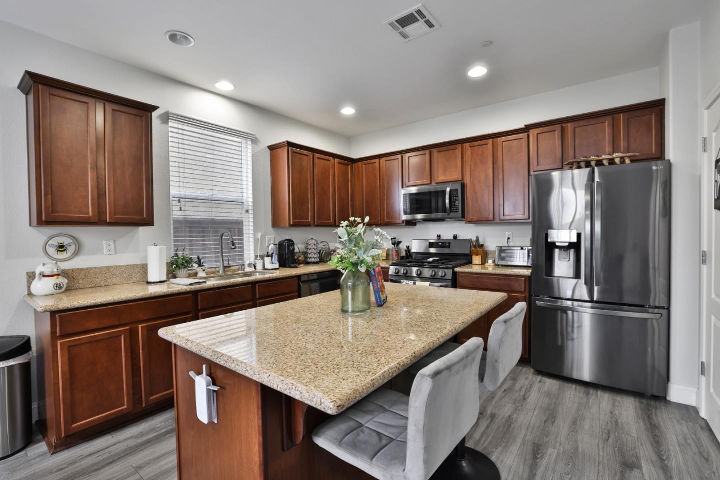 Detail Gallery Image 6 of 30 For 8 Sturla Way, Gilroy,  CA 95020 - 3 Beds | 2/1 Baths