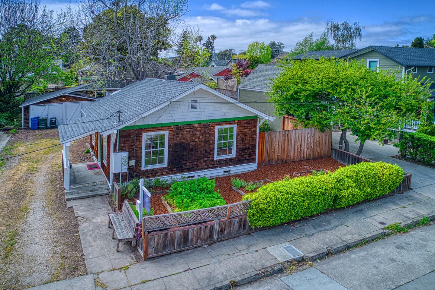 Detail Gallery Image 2 of 41 For 723 Pine St, Santa Cruz,  CA 95062 - – Beds | – Baths