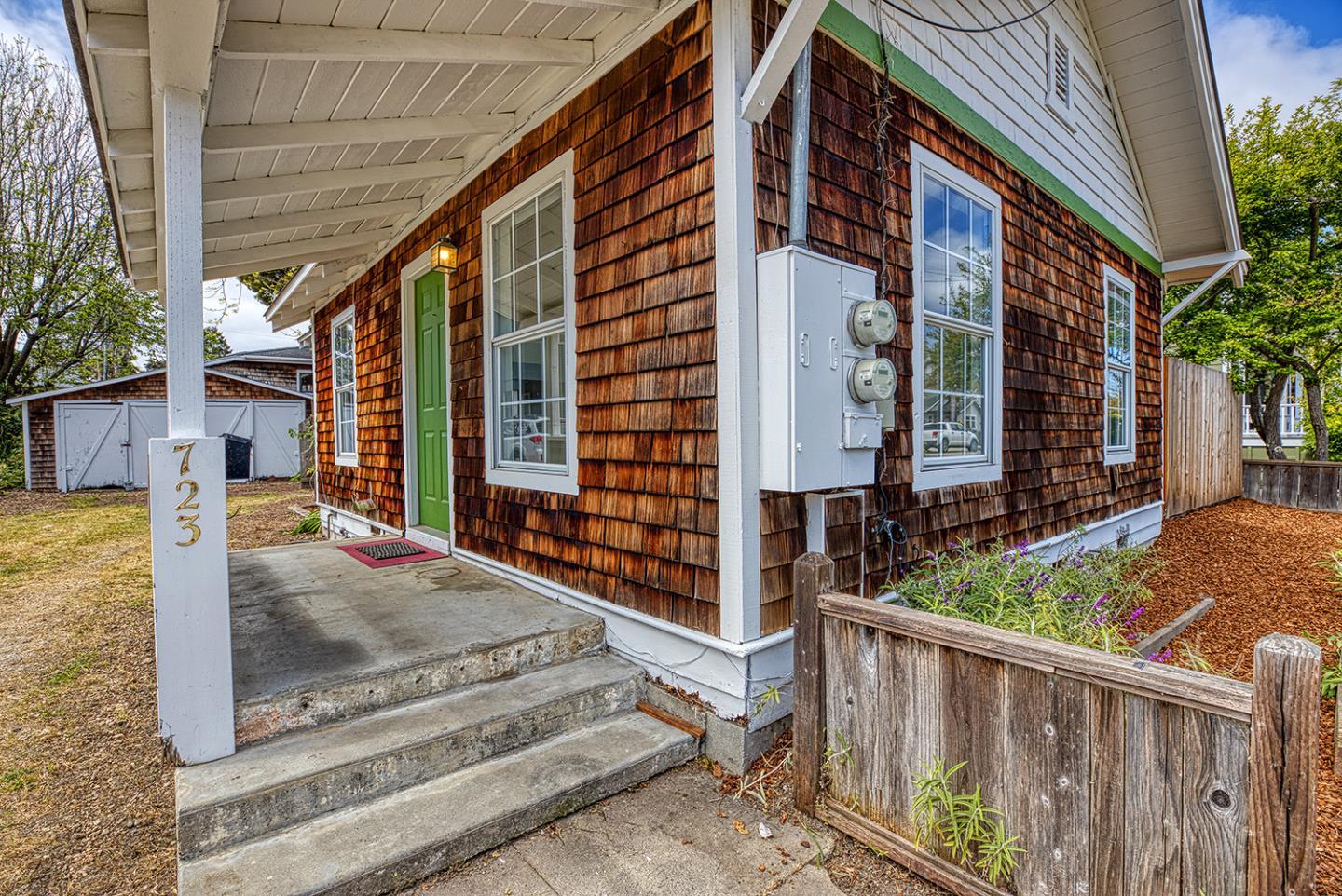 Detail Gallery Image 3 of 41 For 723 Pine St, Santa Cruz,  CA 95062 - – Beds | – Baths