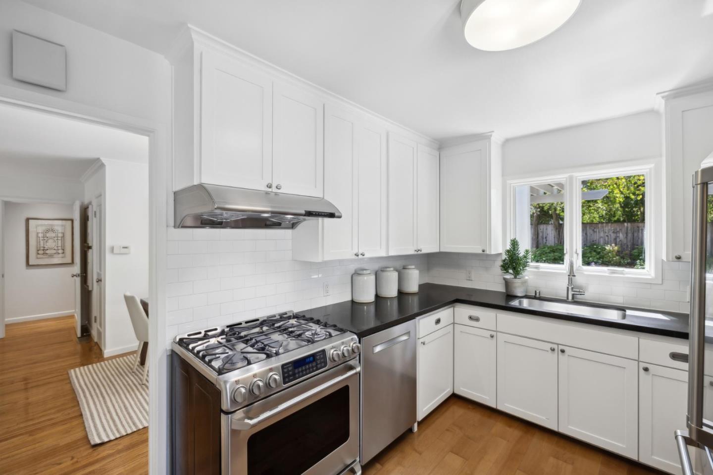Detail Gallery Image 13 of 37 For 924 Sycamore Dr, Palo Alto,  CA 94303 - 3 Beds | 2 Baths