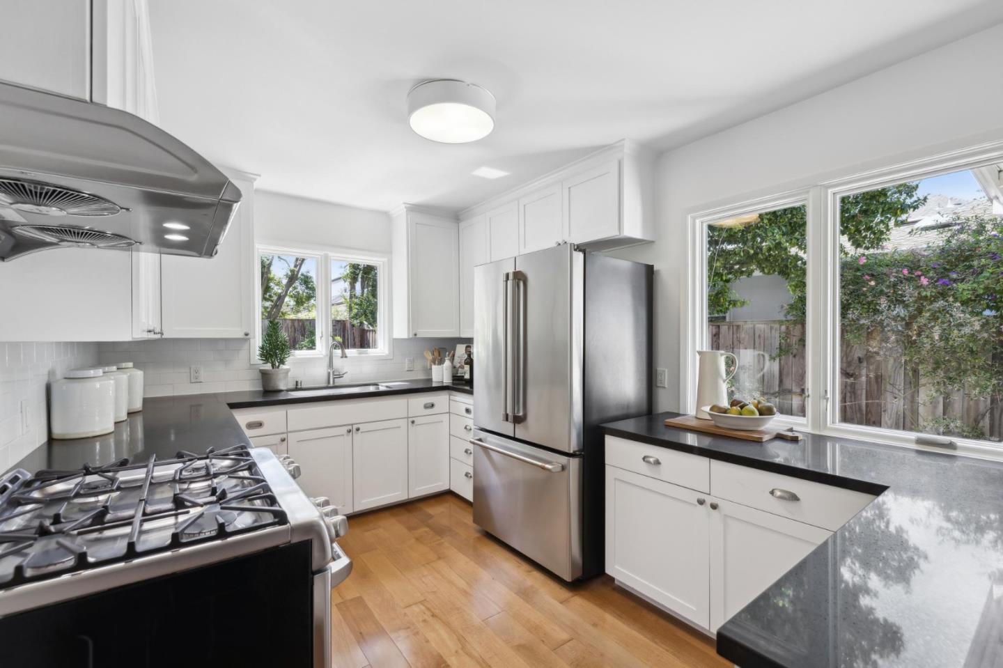 Detail Gallery Image 14 of 37 For 924 Sycamore Dr, Palo Alto,  CA 94303 - 3 Beds | 2 Baths