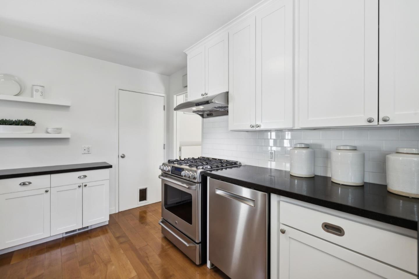 Detail Gallery Image 16 of 37 For 924 Sycamore Dr, Palo Alto,  CA 94303 - 3 Beds | 2 Baths