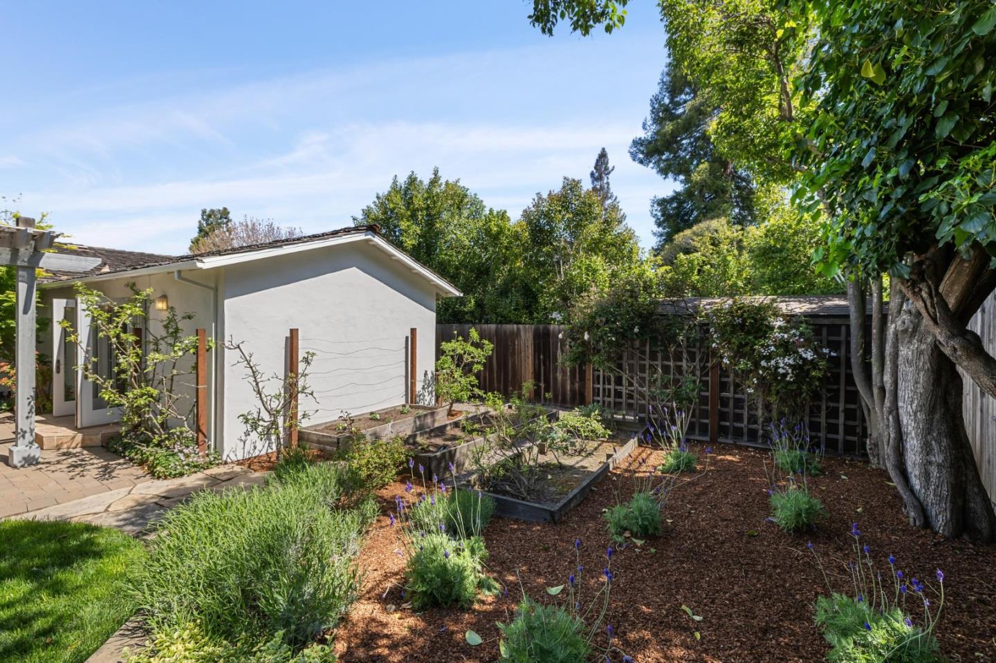 Detail Gallery Image 30 of 37 For 924 Sycamore Dr, Palo Alto,  CA 94303 - 3 Beds | 2 Baths