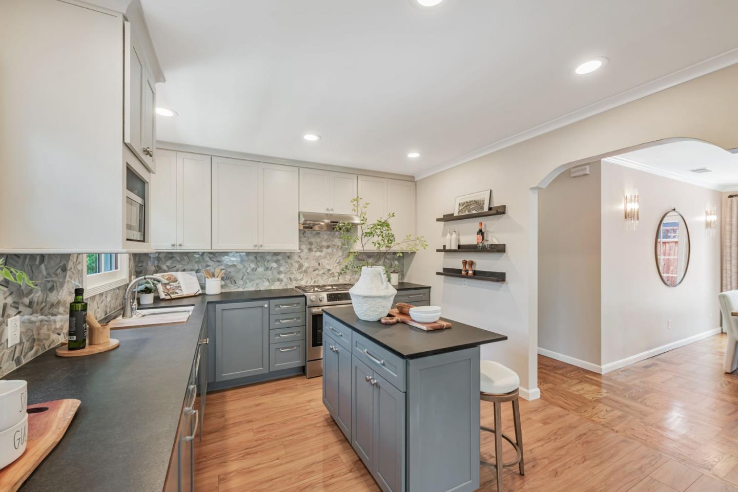 Detail Gallery Image 10 of 41 For 2002 Coastland Ave, San Jose,  CA 95125 - 3 Beds | 1/1 Baths