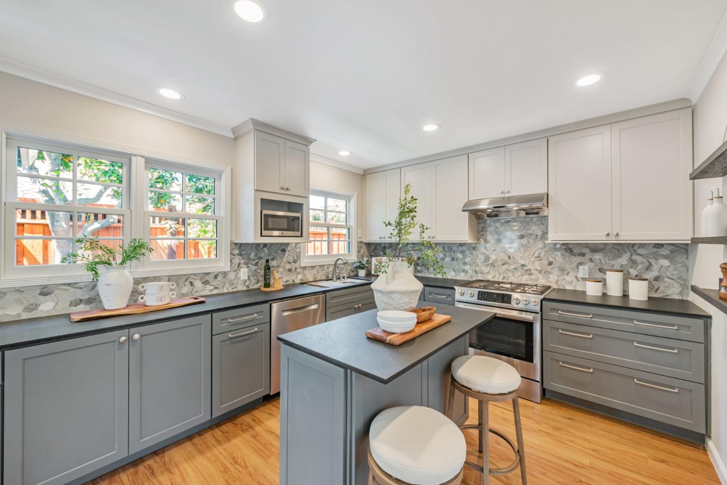Detail Gallery Image 11 of 41 For 2002 Coastland Ave, San Jose,  CA 95125 - 3 Beds | 1/1 Baths