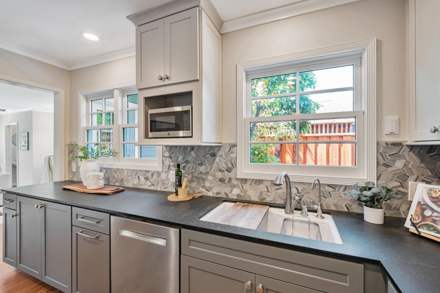 Detail Gallery Image 12 of 41 For 2002 Coastland Ave, San Jose,  CA 95125 - 3 Beds | 1/1 Baths