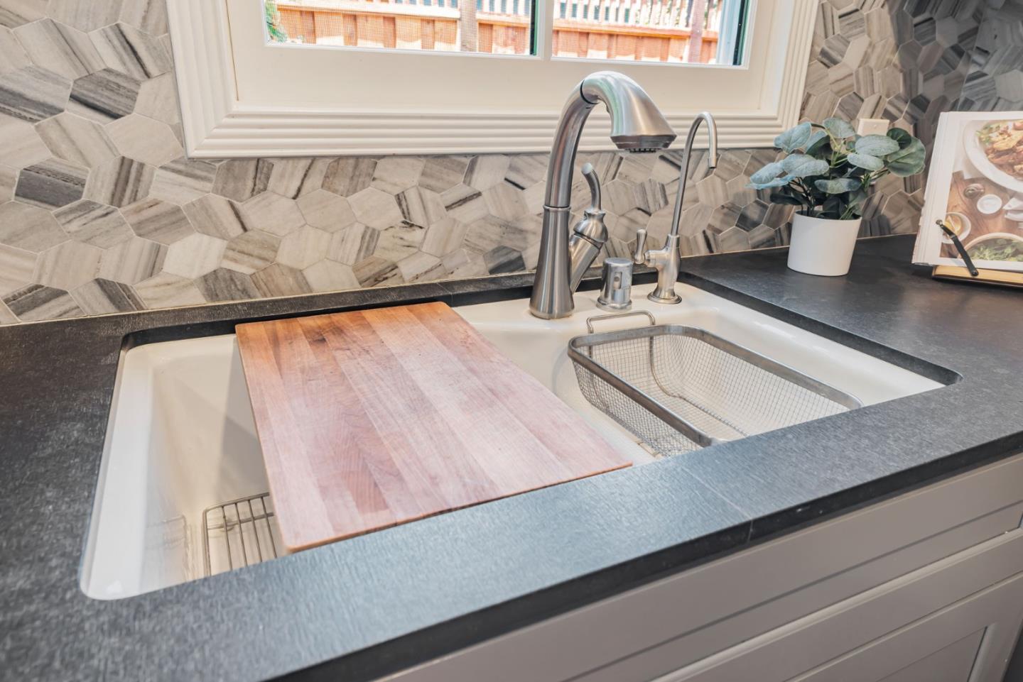 Detail Gallery Image 13 of 41 For 2002 Coastland Ave, San Jose,  CA 95125 - 3 Beds | 1/1 Baths