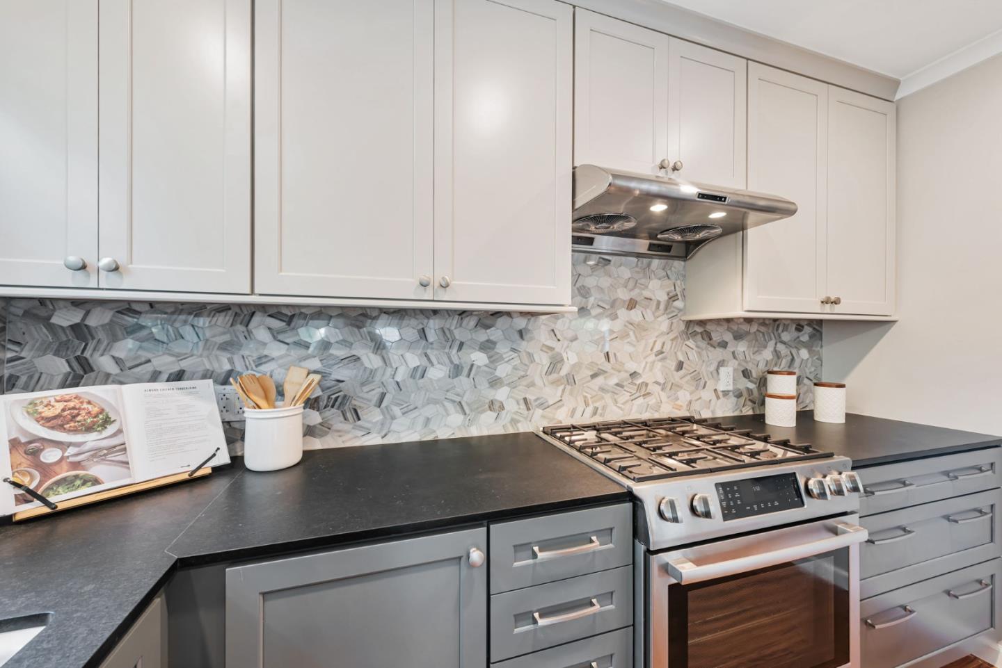 Detail Gallery Image 14 of 41 For 2002 Coastland Ave, San Jose,  CA 95125 - 3 Beds | 1/1 Baths