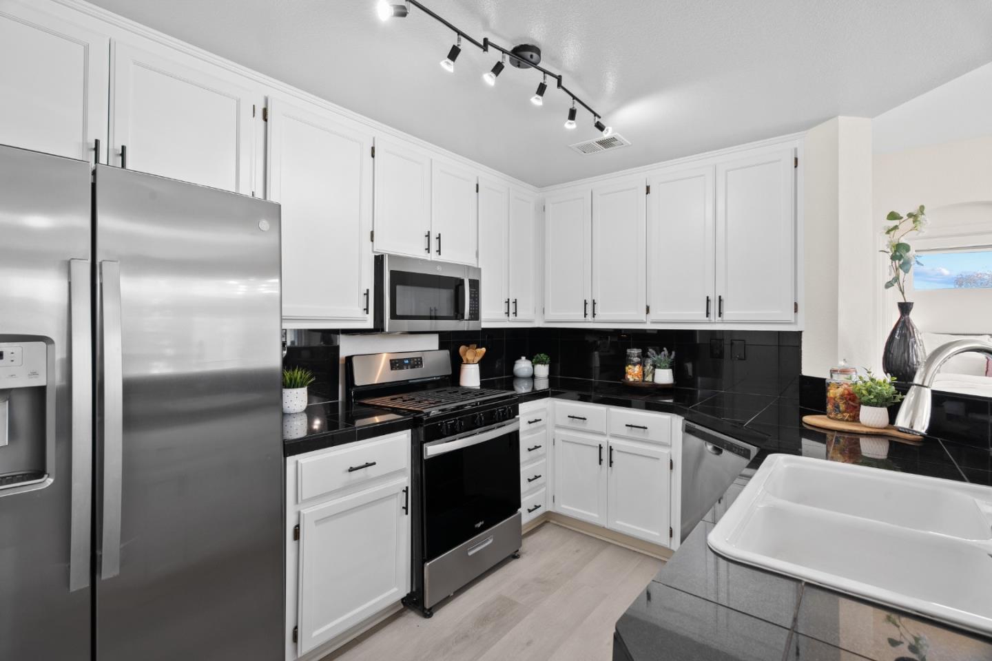 Detail Gallery Image 8 of 32 For 700 Baltic Cir #728,  Redwood City,  CA 94065 - 2 Beds | 2 Baths