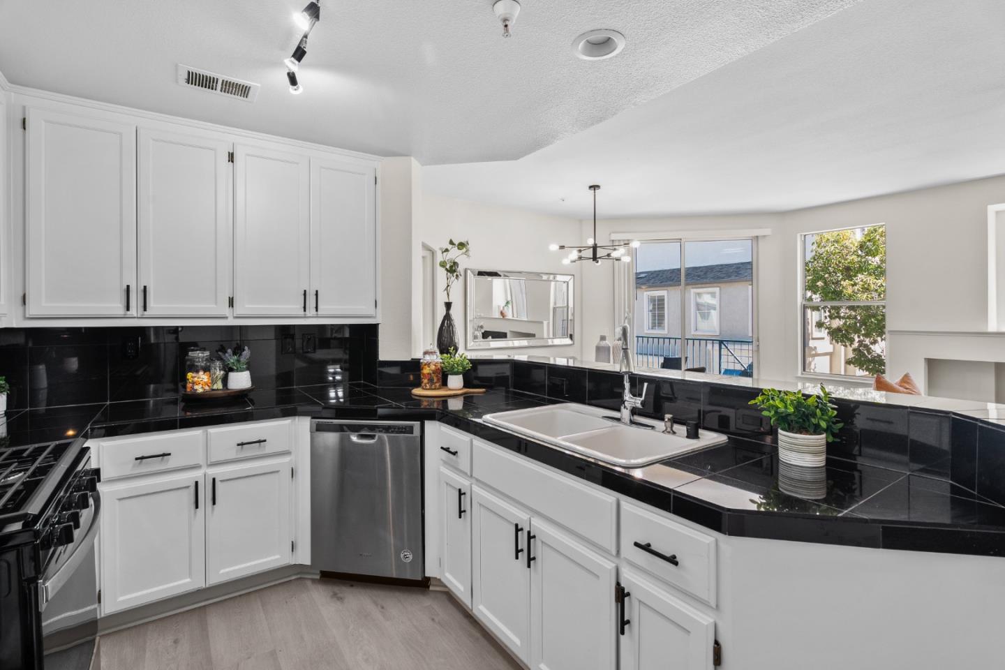 Detail Gallery Image 9 of 32 For 700 Baltic Cir #728,  Redwood City,  CA 94065 - 2 Beds | 2 Baths