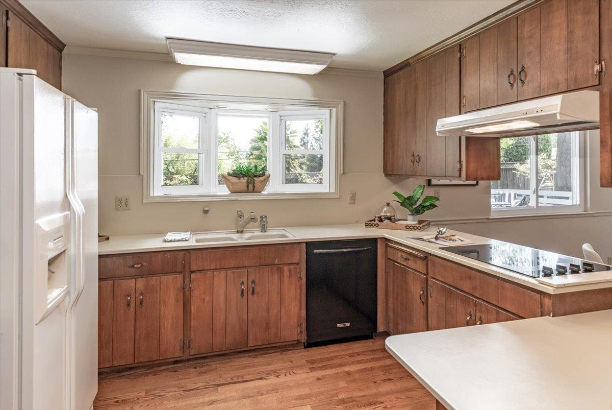 Detail Gallery Image 13 of 37 For 13902 Malcom Ave, Saratoga,  CA 95070 - 6 Beds | 3/1 Baths