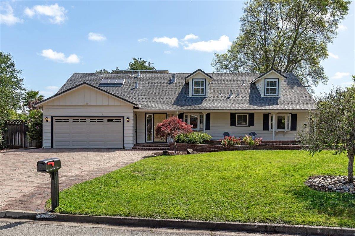 Detail Gallery Image 2 of 37 For 13902 Malcom Ave, Saratoga,  CA 95070 - 6 Beds | 3/1 Baths