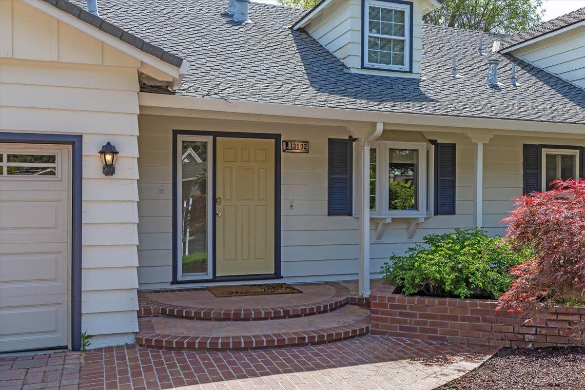 Detail Gallery Image 4 of 37 For 13902 Malcom Ave, Saratoga,  CA 95070 - 6 Beds | 3/1 Baths