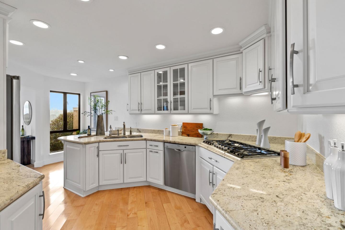 Detail Gallery Image 12 of 62 For 9 Mayflower Ln, San Carlos,  CA 94070 - 2 Beds | 2/1 Baths