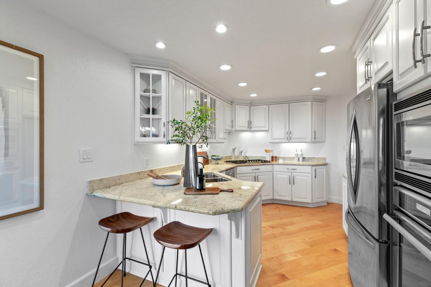 Detail Gallery Image 13 of 62 For 9 Mayflower Ln, San Carlos,  CA 94070 - 2 Beds | 2/1 Baths
