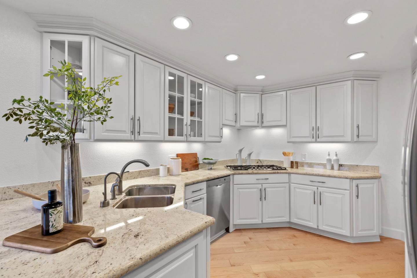 Detail Gallery Image 14 of 62 For 9 Mayflower Ln, San Carlos,  CA 94070 - 2 Beds | 2/1 Baths