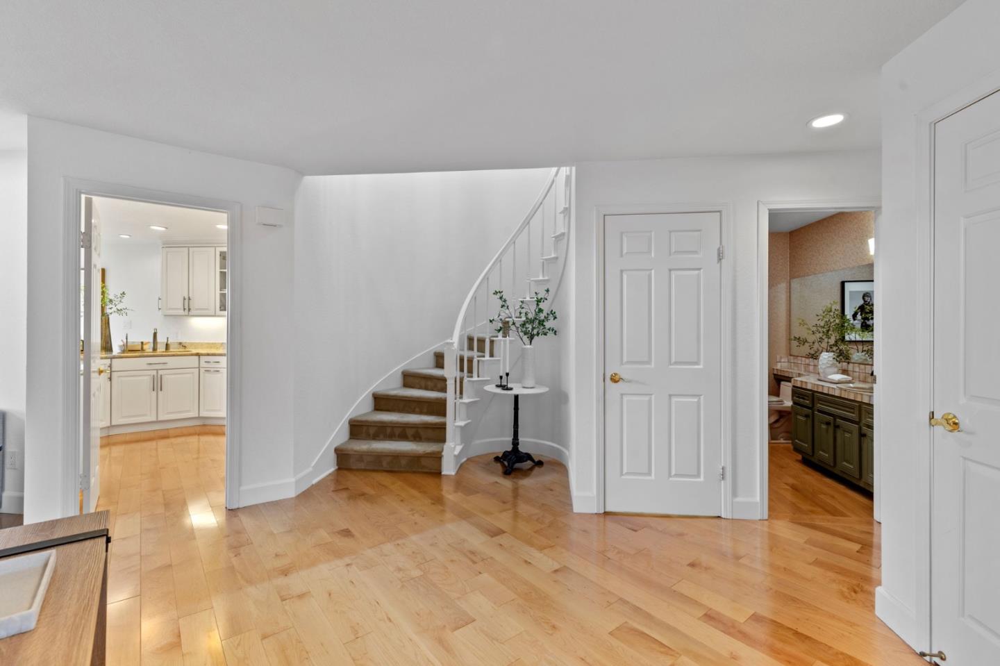 Detail Gallery Image 6 of 62 For 9 Mayflower Ln, San Carlos,  CA 94070 - 2 Beds | 2/1 Baths