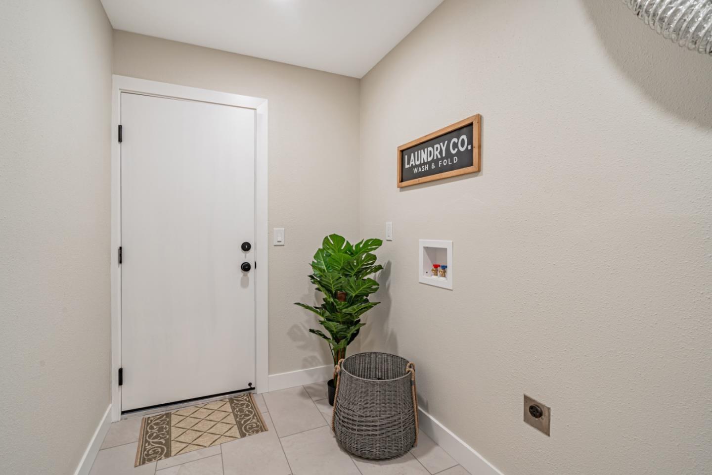Detail Gallery Image 28 of 39 For 3574 Wellesley Ct, Mountain View,  CA 94040 - 4 Beds | 3 Baths