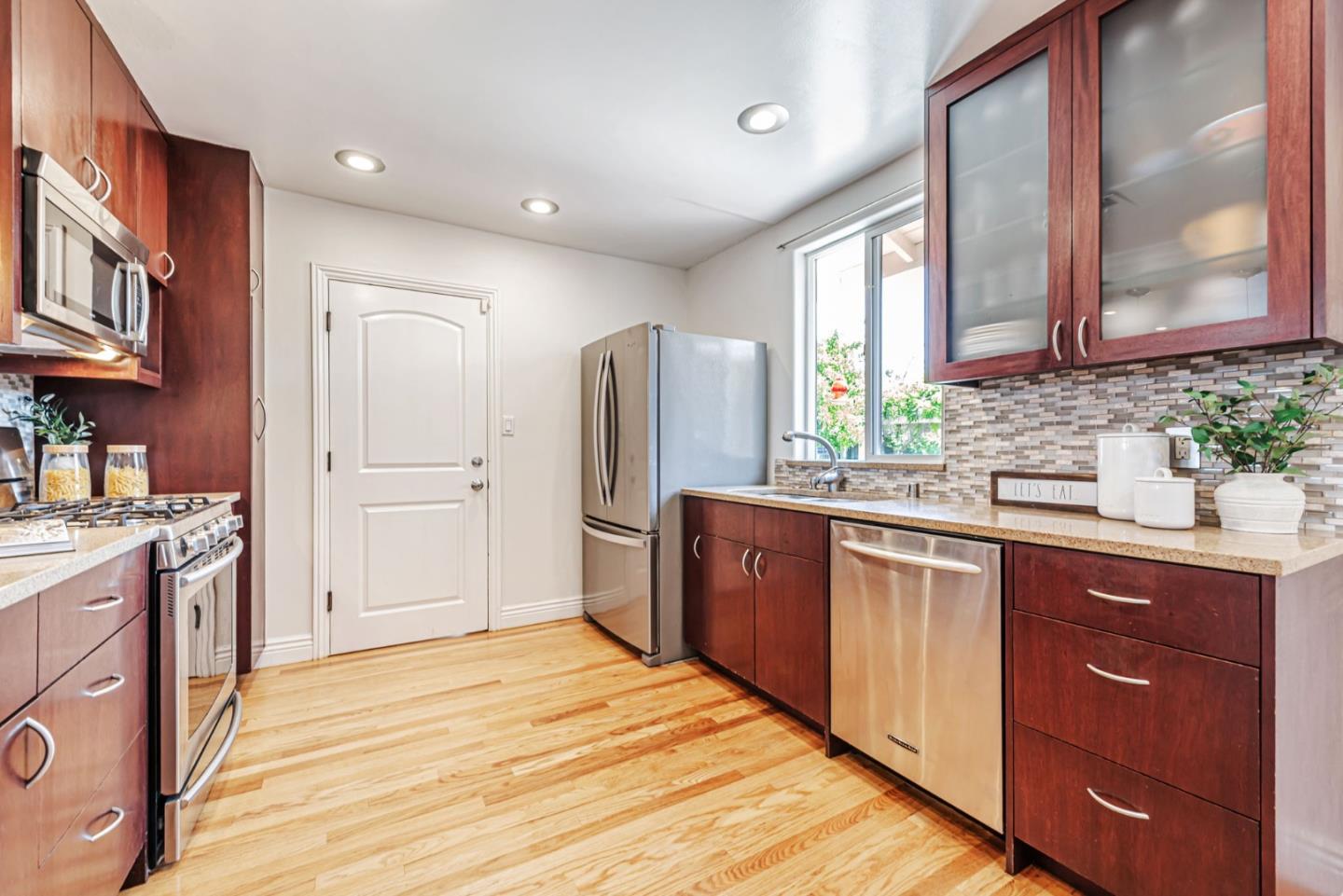Detail Gallery Image 7 of 35 For 824 8th Ave, Redwood City,  CA 94063 - 3 Beds | 2 Baths