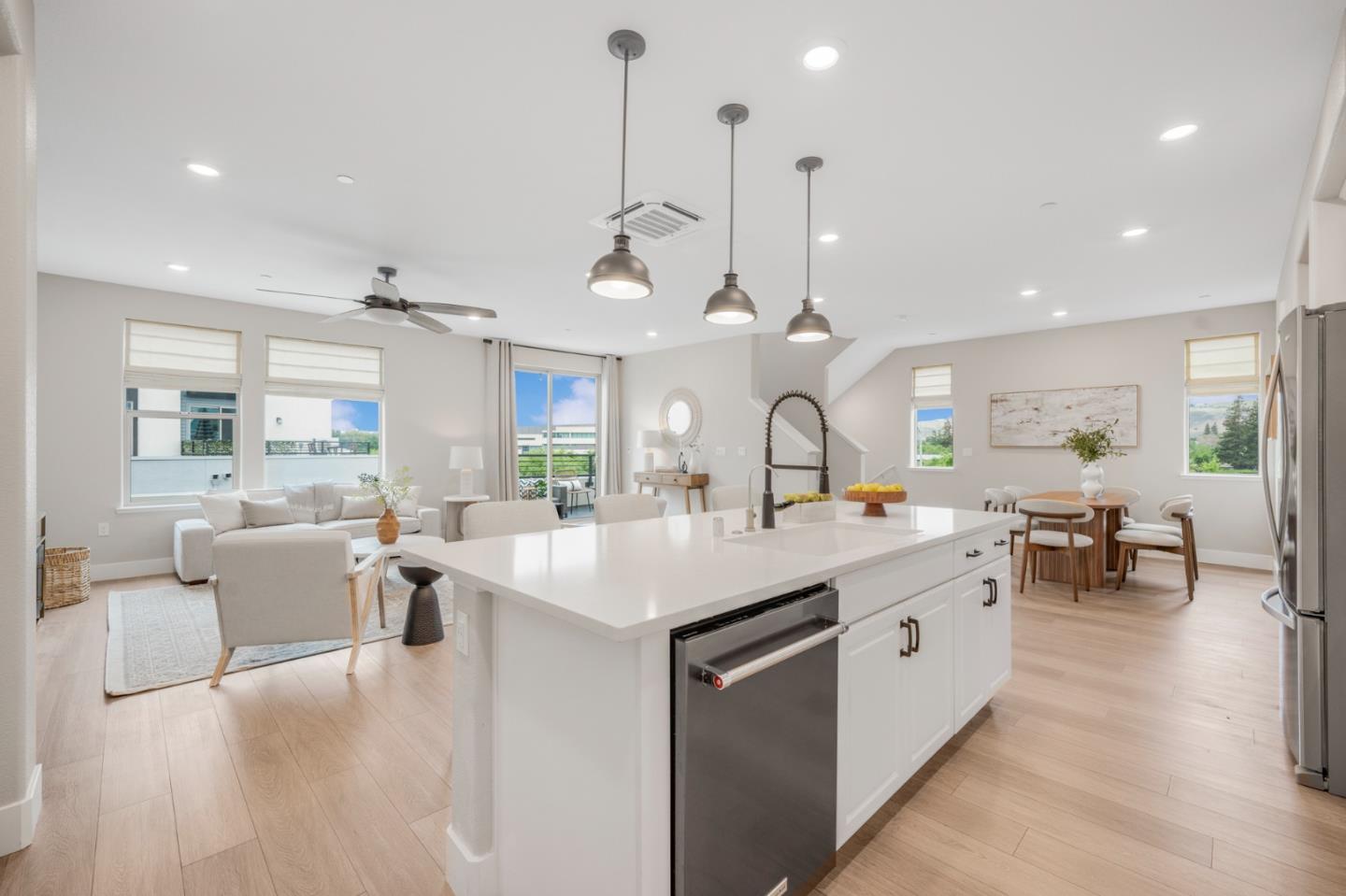 Detail Gallery Image 4 of 44 For 6823 Vector Ct, San Jose,  CA 95119 - 3 Beds | 3 Baths