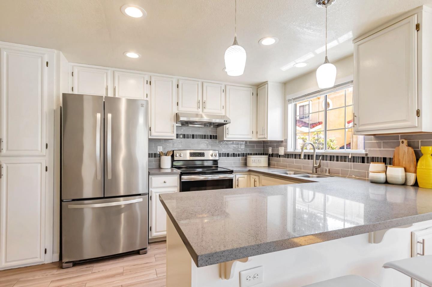Detail Gallery Image 8 of 45 For 10 Tyrella Ct, Mountain View,  CA 94043 - 3 Beds | 2/1 Baths