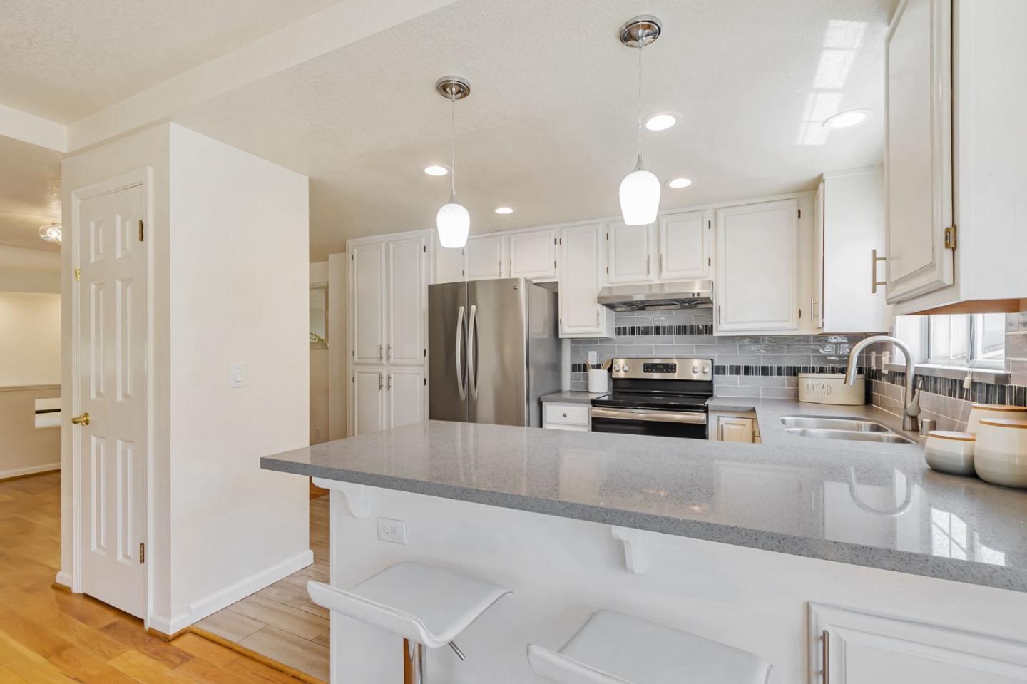 Detail Gallery Image 9 of 45 For 10 Tyrella Ct, Mountain View,  CA 94043 - 3 Beds | 2/1 Baths