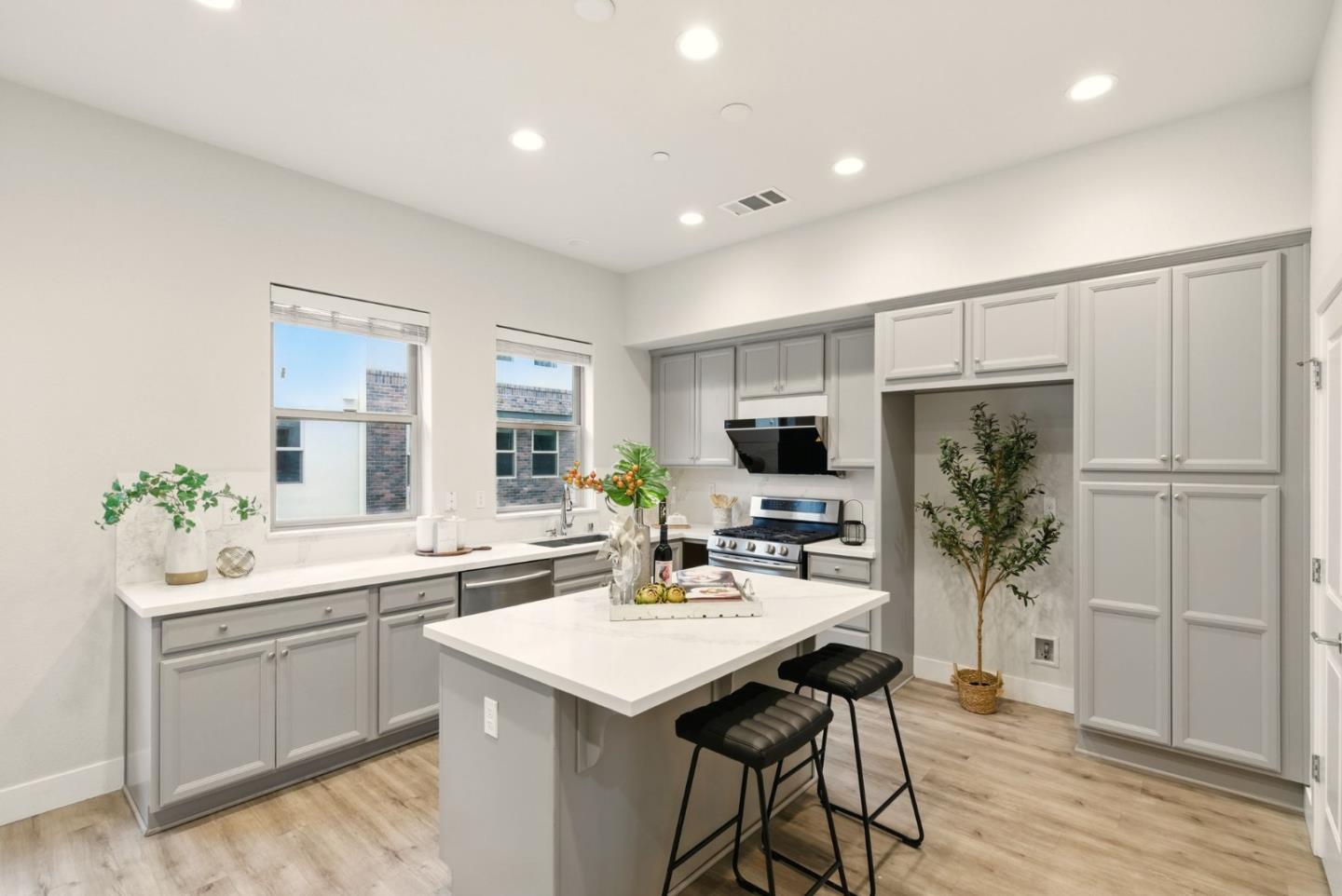 Detail Gallery Image 10 of 47 For 1719 Houret Ct, Milpitas,  CA 95035 - 3 Beds | 3/1 Baths