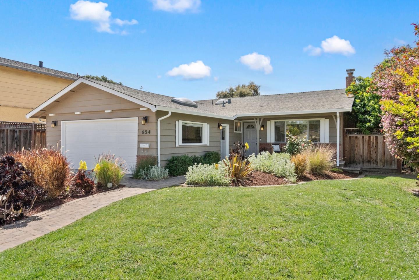 Detail Gallery Image 3 of 33 For 654 Whitethorne Dr, Campbell,  CA 95008 - 3 Beds | 2 Baths