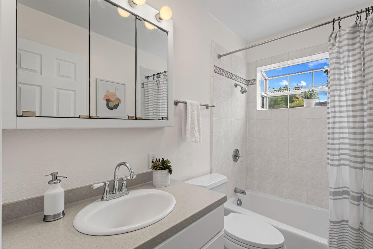 Detail Gallery Image 12 of 25 For 464 Edelweiss Dr, San Jose,  CA 95136 - 3 Beds | 2 Baths