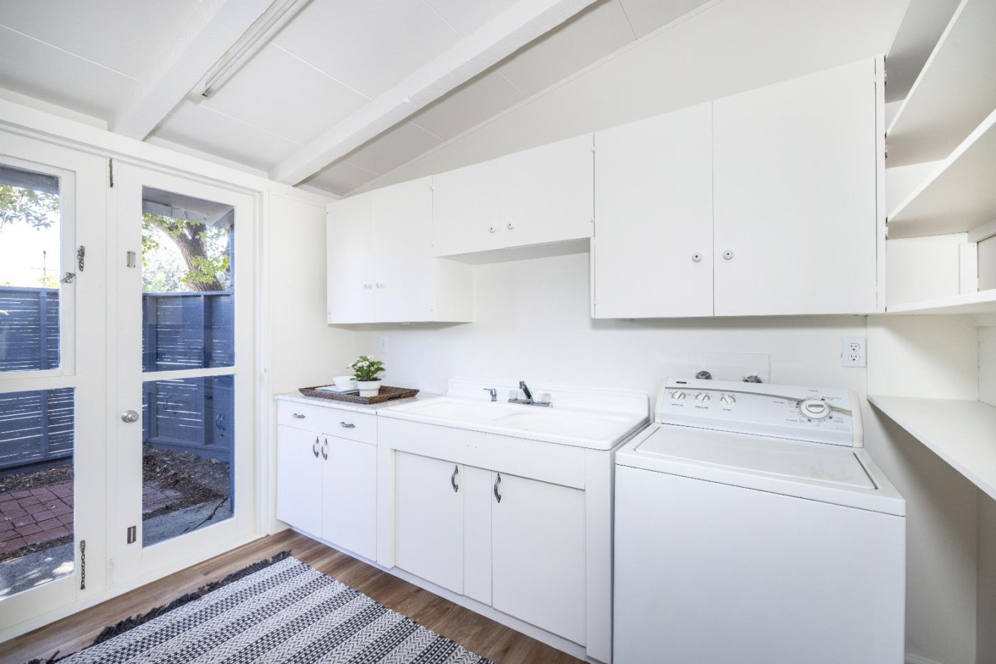 Detail Gallery Image 10 of 26 For 575 E Meadow Dr, Palo Alto,  CA 94306 - 3 Beds | 1 Baths
