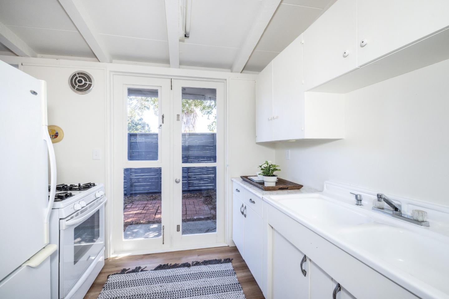 Detail Gallery Image 11 of 26 For 575 E Meadow Dr, Palo Alto,  CA 94306 - 3 Beds | 1 Baths