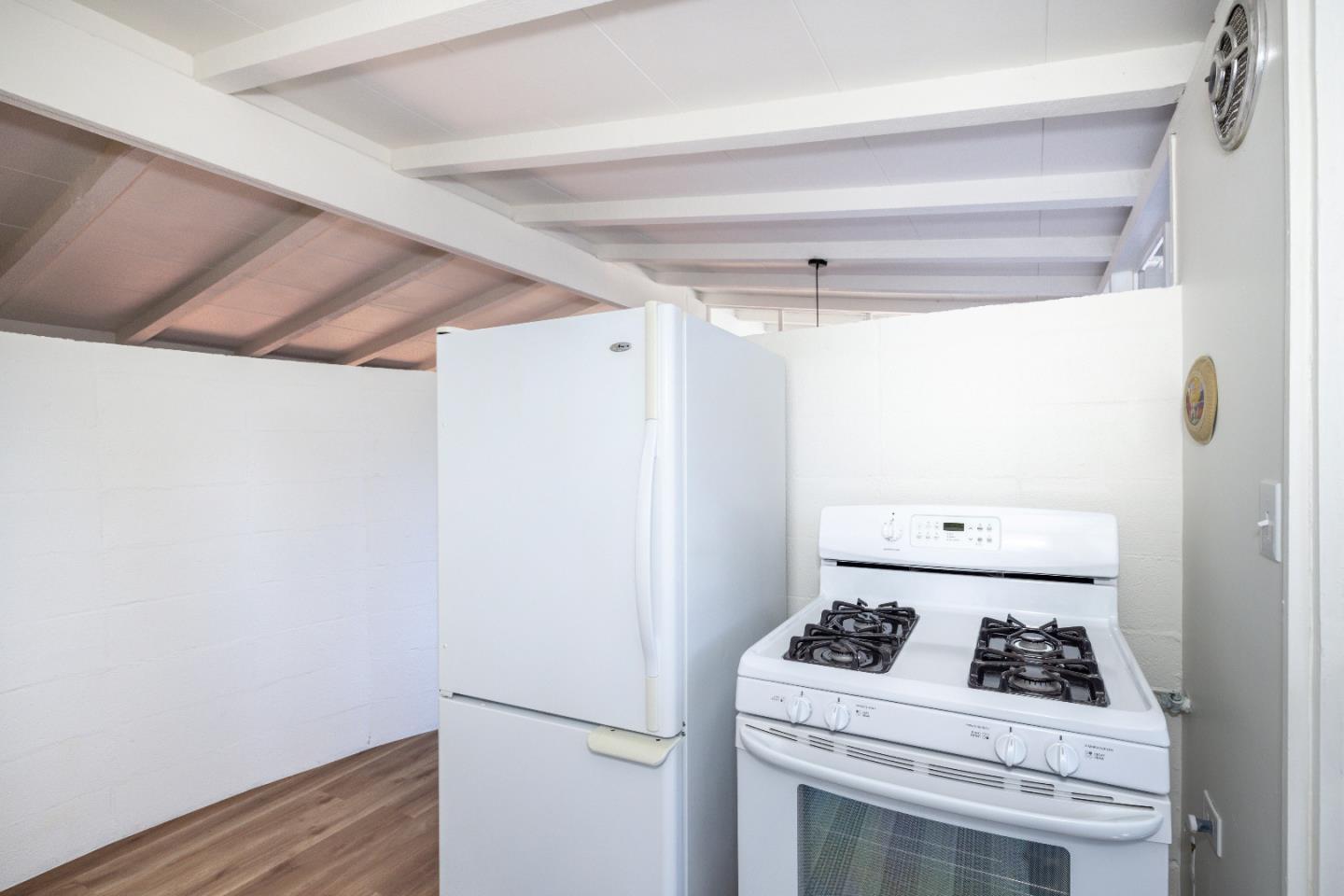 Detail Gallery Image 12 of 26 For 575 E Meadow Dr, Palo Alto,  CA 94306 - 3 Beds | 1 Baths