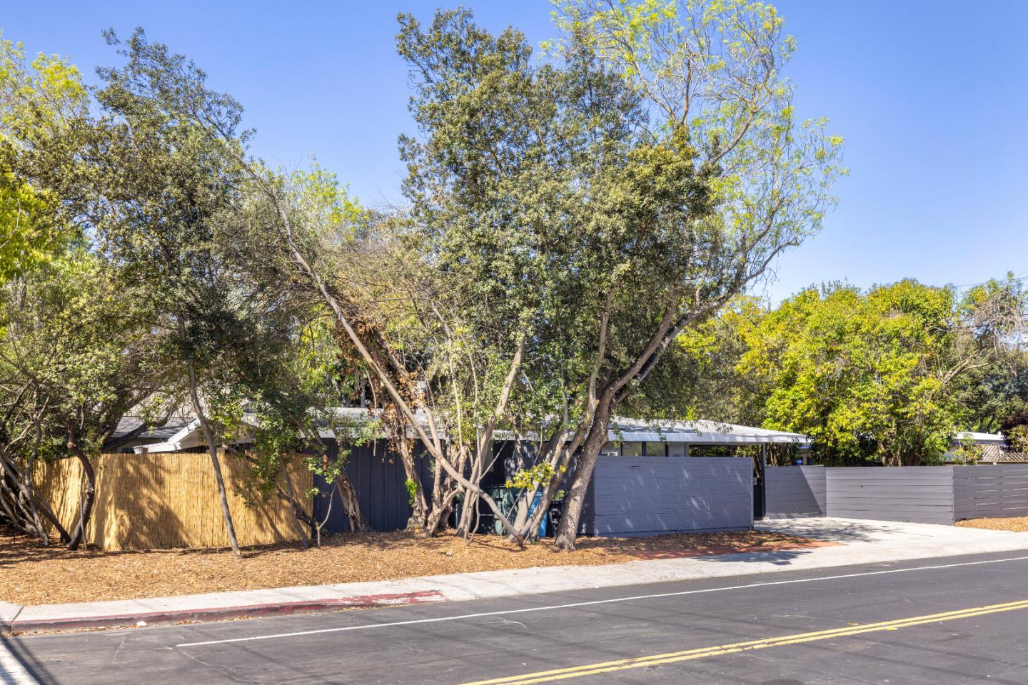 Detail Gallery Image 3 of 26 For 575 E Meadow Dr, Palo Alto,  CA 94306 - 3 Beds | 1 Baths