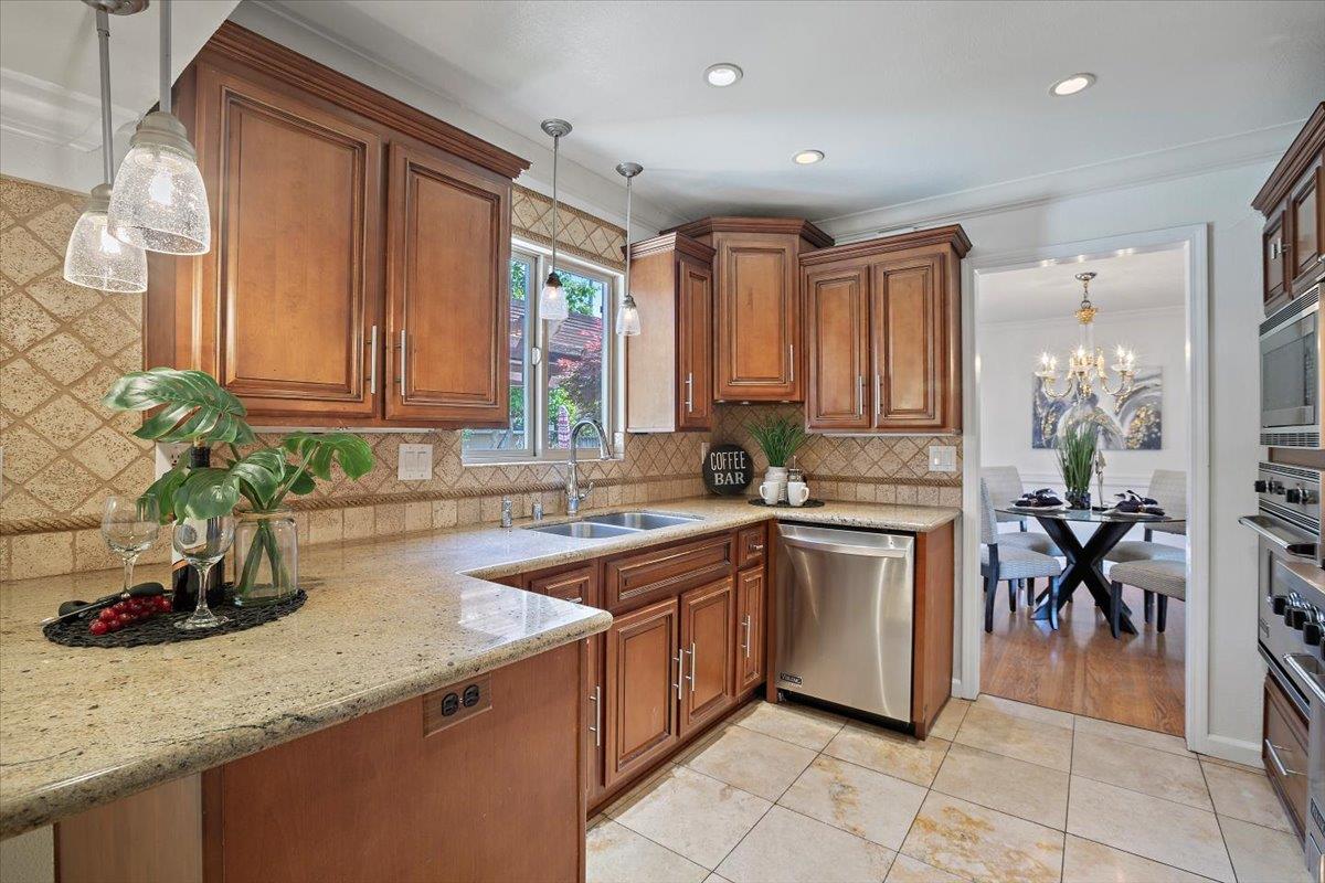 Detail Gallery Image 11 of 38 For 2875 Stevenson St, Santa Clara,  CA 95051 - 4 Beds | 3/1 Baths