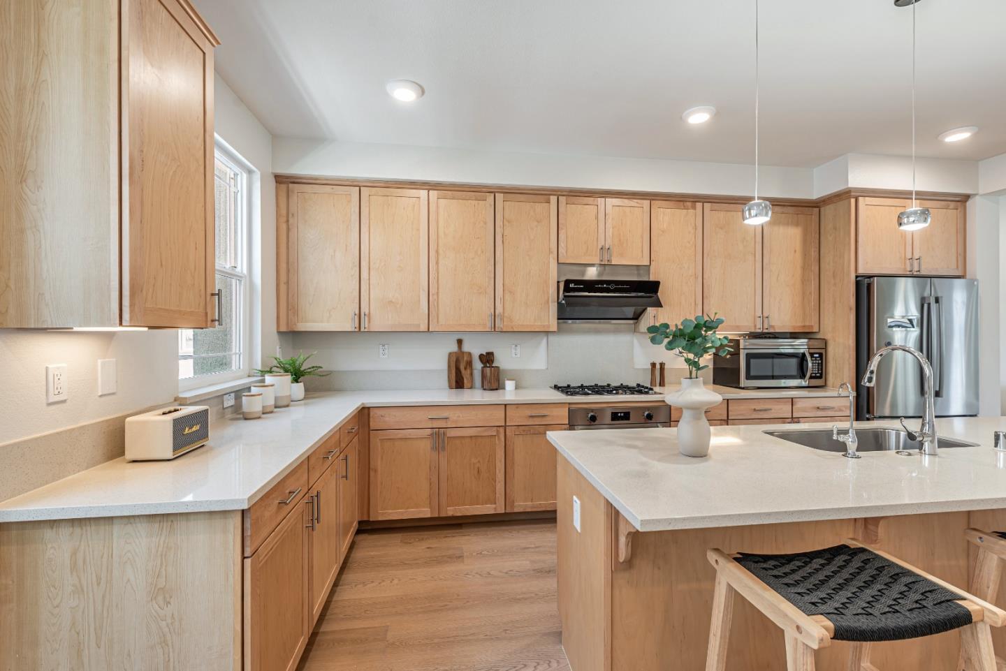 Detail Gallery Image 8 of 28 For 561 San Pasqual Ter #2,  Sunnyvale,  CA 94085 - 4 Beds | 3 Baths