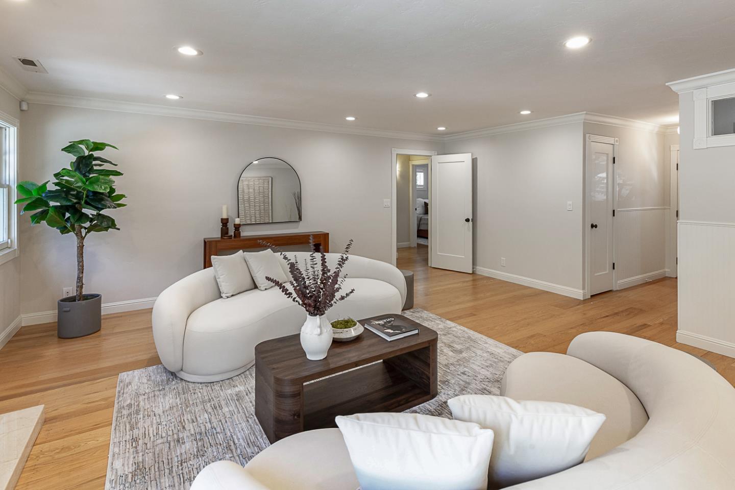 Detail Gallery Image 10 of 42 For 1532 Meadow Ln, Mountain View,  CA 94040 - 4 Beds | 2/1 Baths