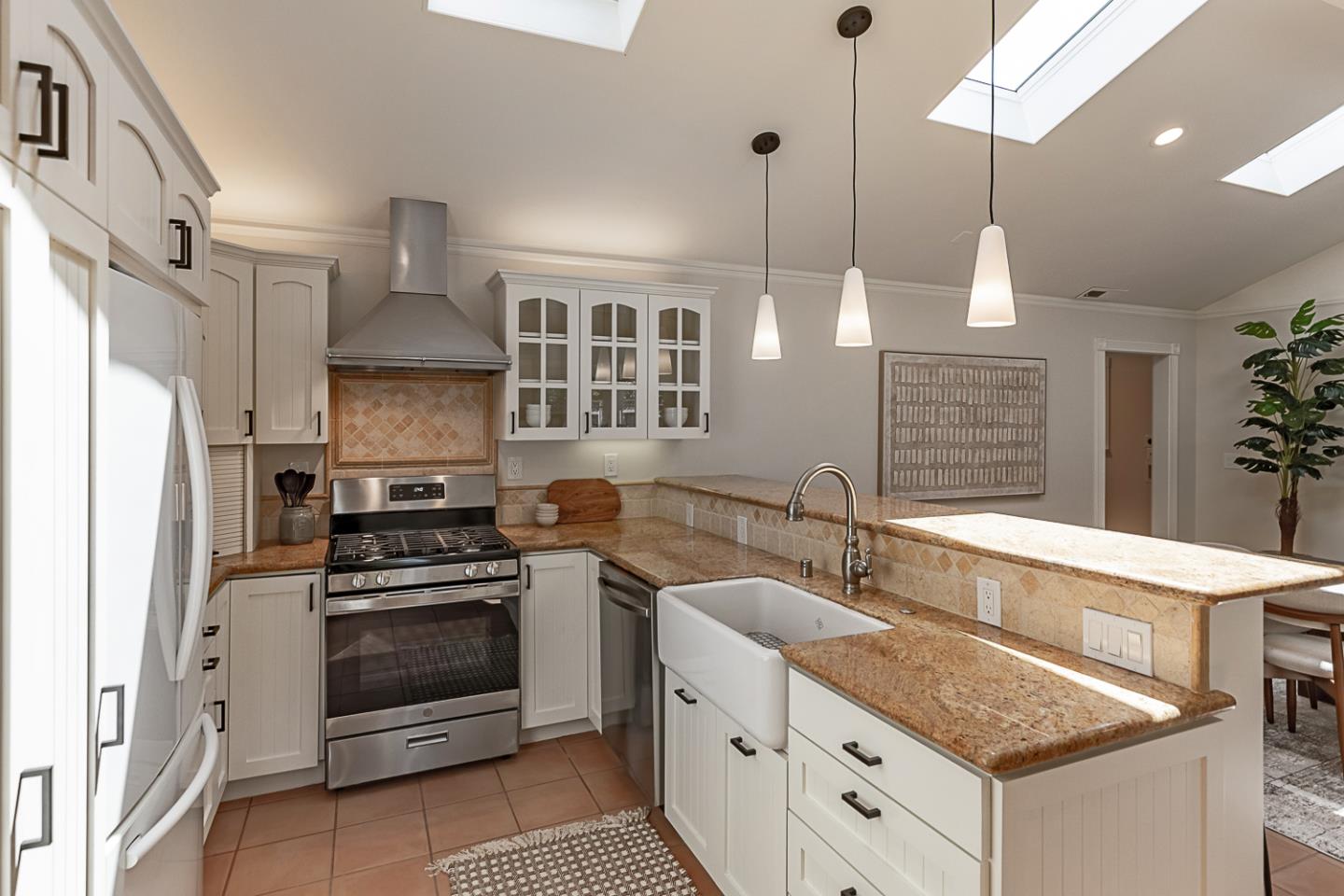 Detail Gallery Image 11 of 42 For 1532 Meadow Ln, Mountain View,  CA 94040 - 4 Beds | 2/1 Baths