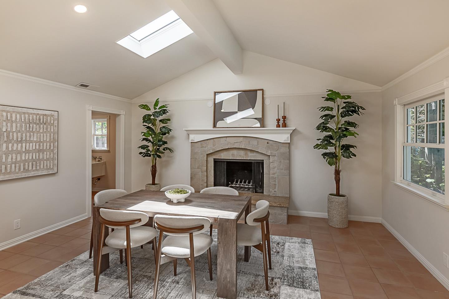 Detail Gallery Image 13 of 42 For 1532 Meadow Ln, Mountain View,  CA 94040 - 4 Beds | 2/1 Baths