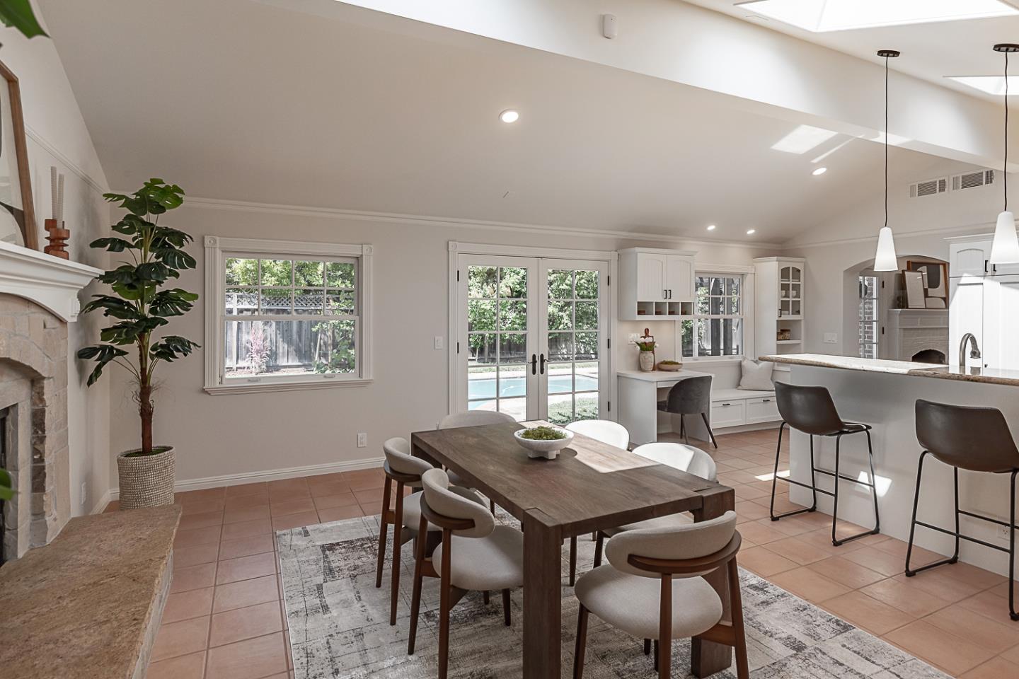 Detail Gallery Image 14 of 42 For 1532 Meadow Ln, Mountain View,  CA 94040 - 4 Beds | 2/1 Baths
