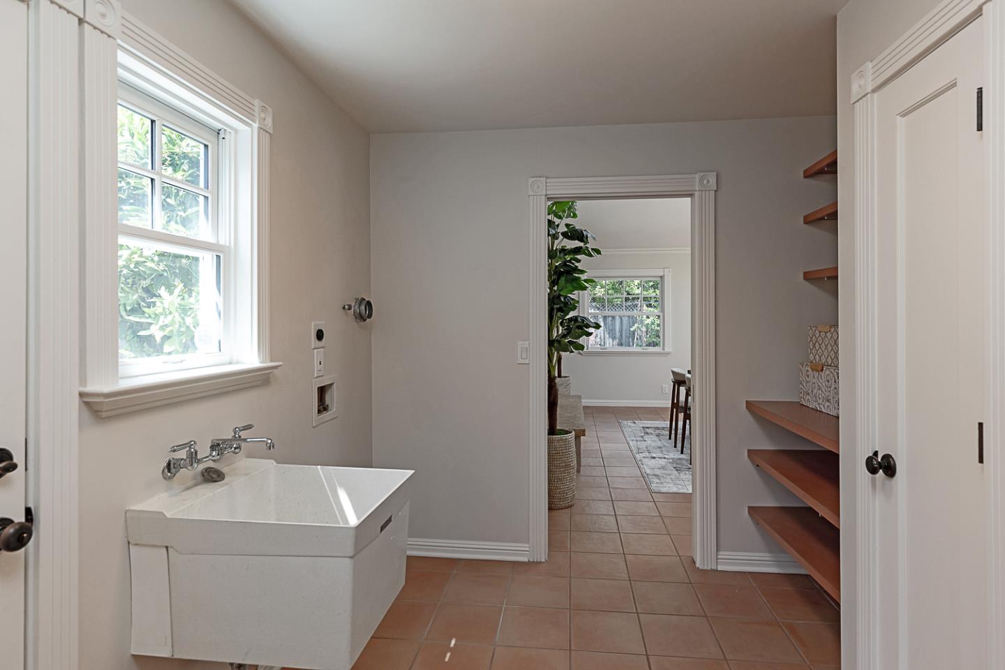 Detail Gallery Image 15 of 42 For 1532 Meadow Ln, Mountain View,  CA 94040 - 4 Beds | 2/1 Baths