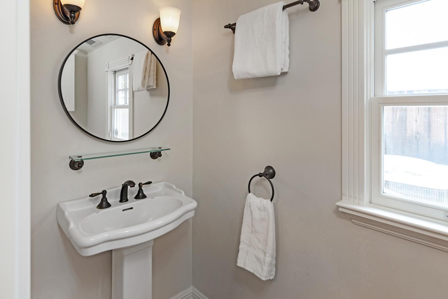 Detail Gallery Image 16 of 42 For 1532 Meadow Ln, Mountain View,  CA 94040 - 4 Beds | 2/1 Baths