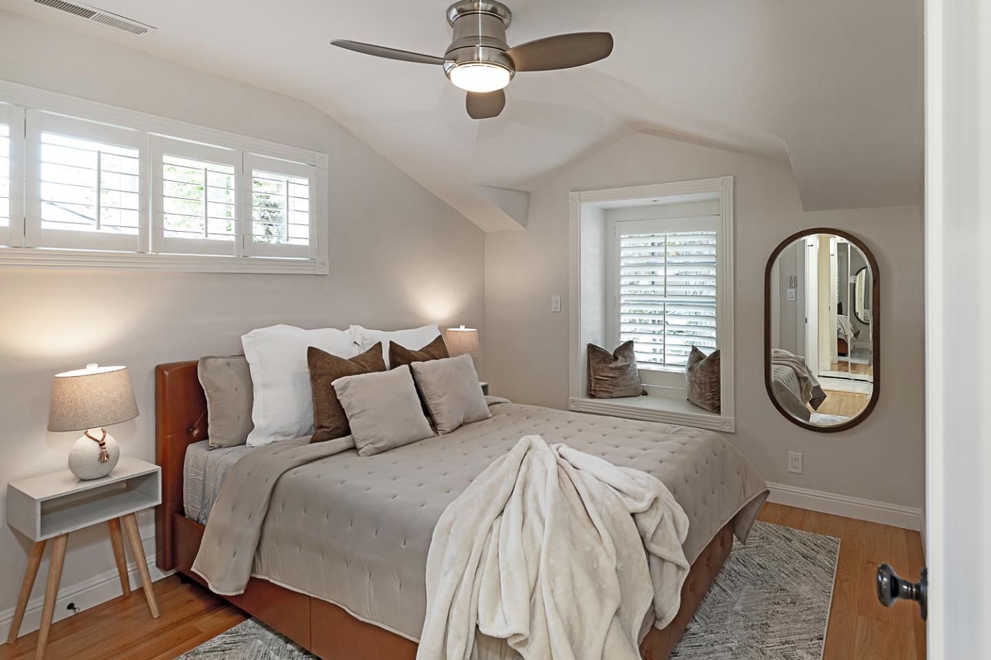 Detail Gallery Image 20 of 42 For 1532 Meadow Ln, Mountain View,  CA 94040 - 4 Beds | 2/1 Baths